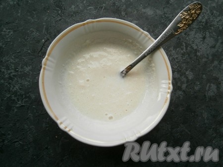 Желатин залить холодным молоком, дать ему набухнуть в течение 5-7 минут.
