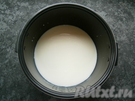 Молоко налить в чашу мультиварки, всыпать соль и сахар.