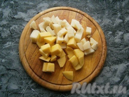 Картофель очистить и нарезать довольно крупными кубиками.