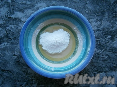 К сырому яичному белку добавить часть просеянной сахарной пудры.