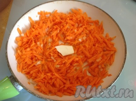Обжариваем и тушим смесь лука с морковью на небольшом огне 10 минут, иногда помешивая. Добавляем немного сливочного масла и солим, перемешиваем, снимаем с огня.
