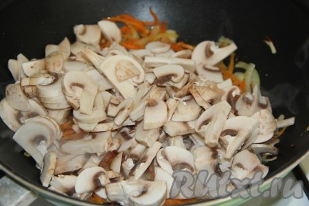 Шампиньоны нарезать тонкими пластинками и добавить в сковороду к обжаренным овощам. Вместо грибов можно взять свежий кабачок или болгарский перец. 
