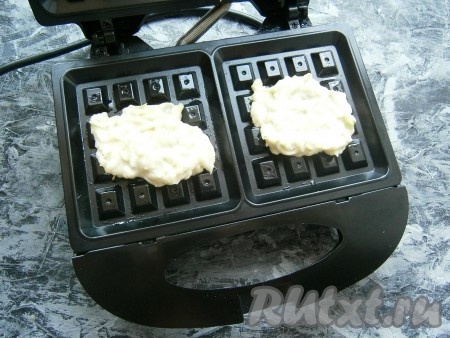 Разогреть вафельницу, смазать ячейки растительным маслом. Выкладывать тесто по одной полной столовой ложке.