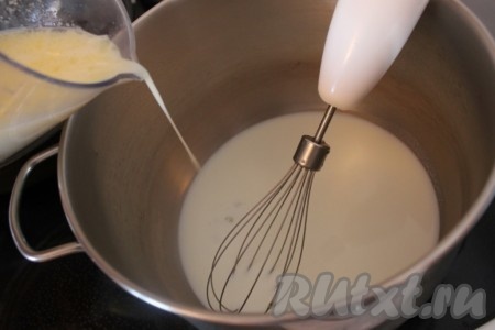 Лучше всего начать приготовление торта "Рыжик" с варки заварного крема, чтобы он остыл к началу сборки коржей. Половину молока взбить с яйцами и сахаром, а вторую половину поставить на огонь. Когда молоко начнёт закипать, то тонкой струйкой влить смесь из молока, яиц и сахара, постоянно помешивая варить до загустения.