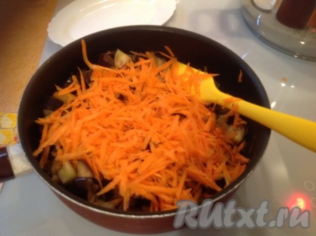Морковь очищаем и натираем на крупной тёрке, добавляем к баклажанам.