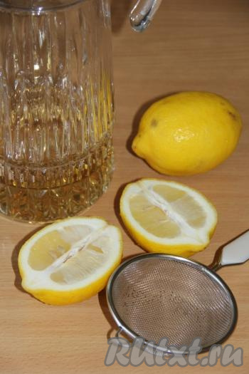 Лимоны вымыть и выдавить из них сок. Влить свежевыжатый лимонный сок в графин с сиропом.