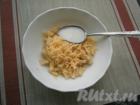 Поместить тарелку в микроволновку, готовить макароны 6 минут при мощности 750 Ватт. Посыпать макароны натёртым на мелкой тёрке сыром, влить молоко.
