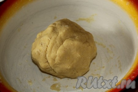 Замесить мягкое и не липнущее песочное тесто, убрать его в пакет и поместить в холодильник на 1 час.
