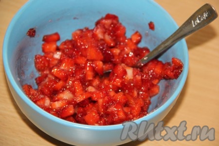 Для приготовления ягодного соуса вымыть клубнику, мелко нарезать ягоды, добавить сахар и перемешать.
