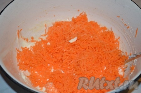 Морковь натереть на мелкой терке.
