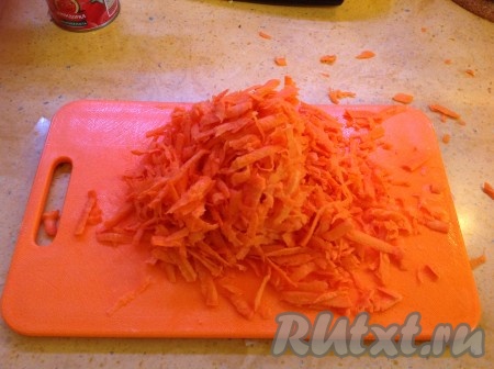 Натираем морковь на тёрке и добавляем к луку.
