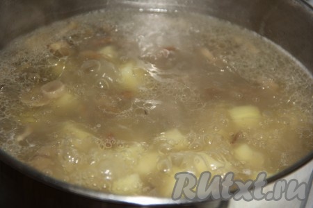 Когда вода закипит, варить грибной суп на небольшом огне, примерно, 20 минут (до мягкости картошки).
