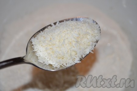 В миске перемешать овсяную муку, сахар, соль, соду, кокосовую стружку.

