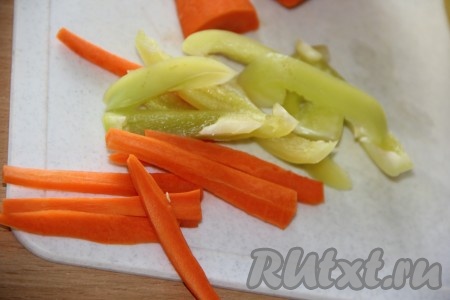 Нарезать очищенную морковь длинными брусочками. Из сладкого болгарского перца удалить все семена, а затем нарезать длинными полосками.
