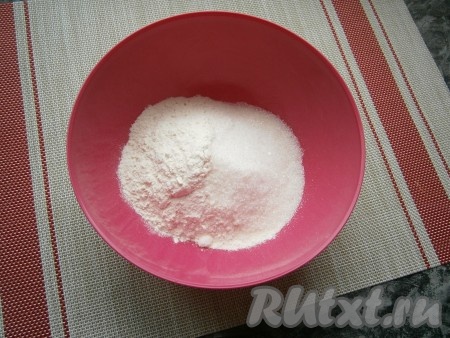 Для приготовления песочной крошки просеять в миску муку, добавить сахар.