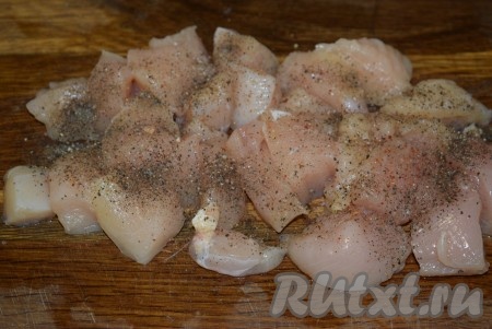 Кусочки куриного мяса солим и перчим по вкусу, по желанию, можно добавить любые любимые вами специи. Оставим мясо на 5-10 минут просолиться и пропитаться ароматами молотого перца.

