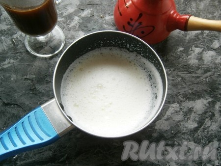 Молоко довести до кипения, но не кипятить. Взбить его миксером (или венчиком) до пышной пены сверху.
