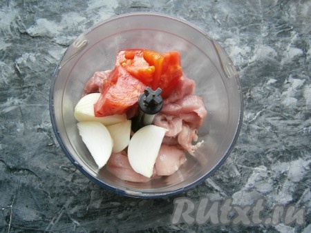 Выложить нарезанное мясо в чашу блендера, добавить нарезанные лук и свежий помидор.
