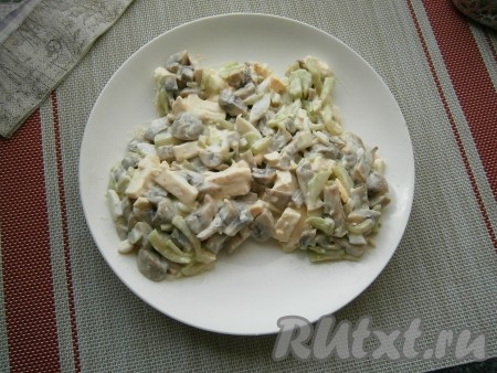 На плоскую тарелку выложить салат в виде мордочки хомяка с ушками и толстыми щеками.
