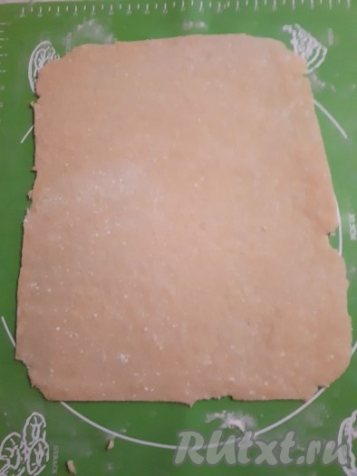 Затем разделить тесто на 2 части.  Каждую часть раскатать в прямоугольный пласт.