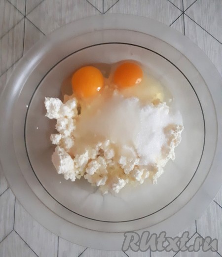 В миске соединить творог, яйца, растительное масло и сахар, взбить миксером.
