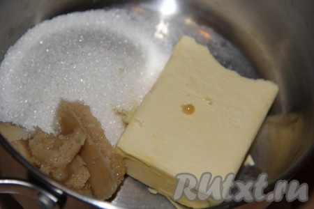 В сотейник (или кастрюлю) выложить сливочное масло, добавить мёд, всыпать сахар.
