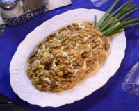 Рецепт салата "Ананас" с курицей, сыром и грецкими орехами