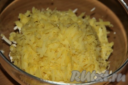 Очистить остывший картофель, натереть на тёрке и выложить к сыру и яйцам.
