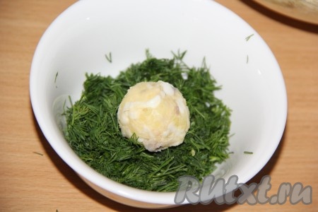 Сформировать из салатной массы небольшие шарики (размер шариков, примерно, с грецкий орех). 
