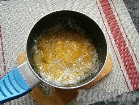 Накрыть лимонную массу пищевой плёнкой встык и дать ей остыть.
