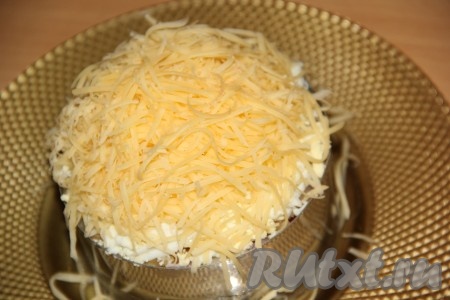 Сыр, натёртый на мелкой тёрке, выложить поверх салата пышной шапкой.
