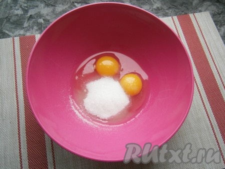 Прежде всего приготовим панкейки, для этого нужно в миску разбить яйца, добавить сахар, соль и ванильный сахар.
