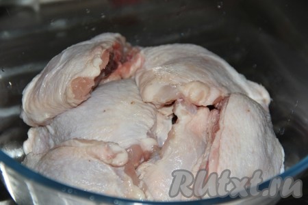 Порционные части курицы (я взяла куриные бёдра) промыть под водой и обсушить бумажным полотенцем.
