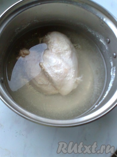 С куриного мяса снимите кожу, затем мясо поместите в кастрюлю. Залейте водой так, чтобы она едва покрывала мясо. Поставьте с кастрюлю с мясом на сильный огонь, доведите до кипения, снимите пену и убавьте огонь, добавьте перец горошком, лавровый лист, прикройте крышкой и варите до готовности мяса (приблизительно, 25-30 минут).
