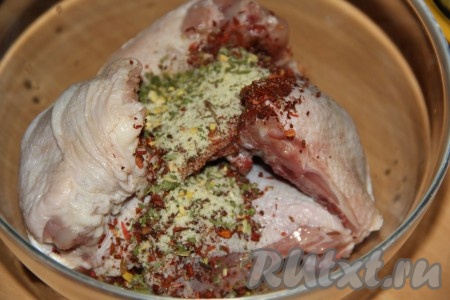 К кусочкам курицы добавить сухую аджику, соль и специи.
