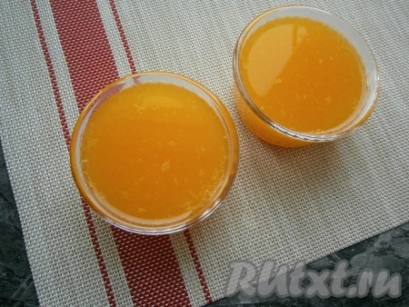 Дать мандариновой смеси остыть до комнатной температуры и разлить её по формочкам.