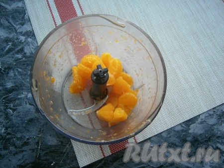 Проваренные дольки мандаринов вынуть из кастрюльки, поместить в чашу блендера и тоже измельчить, а затем протереть через сито (жмых выбросить).