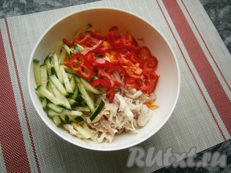 Нарезать болгарский перец соломкой и выложить в салат.

