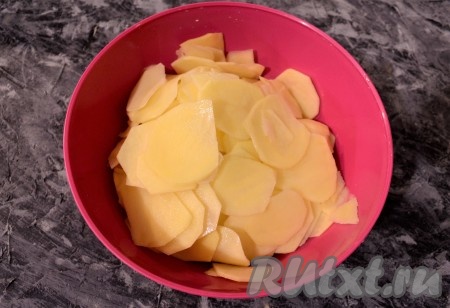 Картофель очистить и нарезать тонкими слайсами. Сделать это можно овощечисткой (или с помощью шинковки для капусты).
