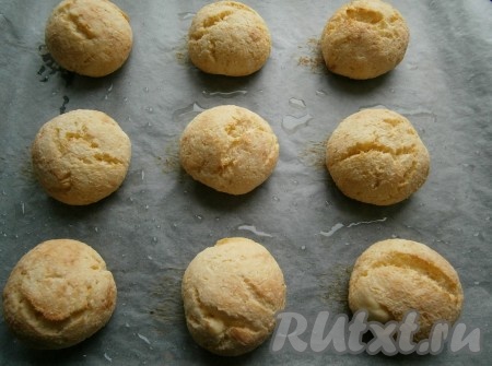 Разогреть духовку до 180 градусов и выпекать творожно-кокосовое печенье до румяности (25-30 минут).
