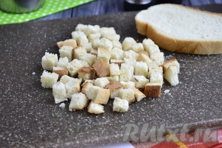 Вот и всё, хрустящие сухарики, приготовленные из белого хлеба в микроволновке, можно использовать в салатах или подать к супу.