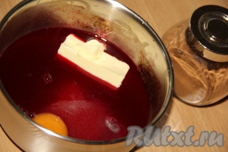 Убедиться, что клюквенный сок не горячий и уже затем добавить яйцо и сливочное масло, перемешать.
