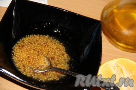 Приготовить заправку: соединить оливковое масло, горчицу и сок лимона.