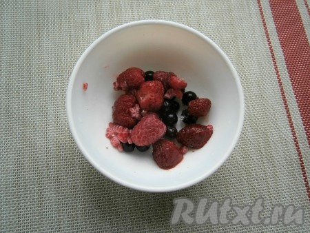 Для подачи каши я предварительно немного разморозила ягоды (клубнику, малину и чёрную смородину).
