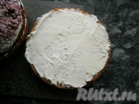 Вторую часть белого бисквита смазать кремом.
