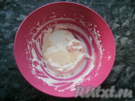 1/3 крема отложить в миску, добавить в него оставшиеся 50 грамм сгущёнки.
