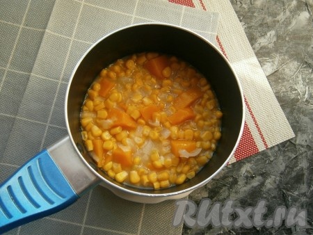 Варить тыквенно-кукурузный суп на небольшом огне под прикрытой крышкой 10-15 минут.
