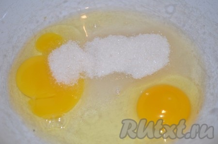Яйца взбить венчиком с сахаром и солью.