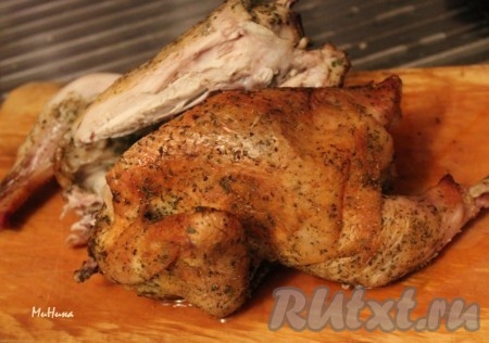 Курица, запечённая целиком на соли на противне в духовке, получается в меру солёной, румяной, сочной и вкусной.
