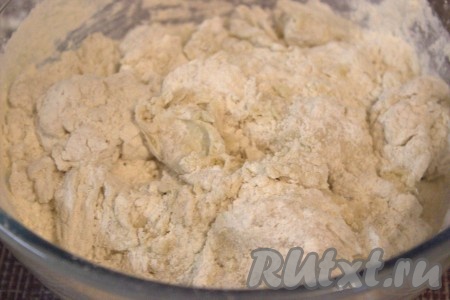 Оставшуюся часть муки постепенно добавить в тесто. Замесить эластичное, не липнущее к рукам, мягкое тесто.
